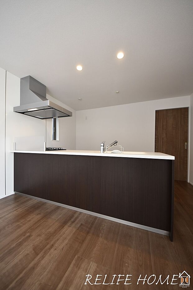 【対面式キッチン】家族や来客とのコミュニケーションが取りやすい、部屋が広く感じられる、片付けや配膳が効率的、開放感がある、 おしゃれなデザイン♪