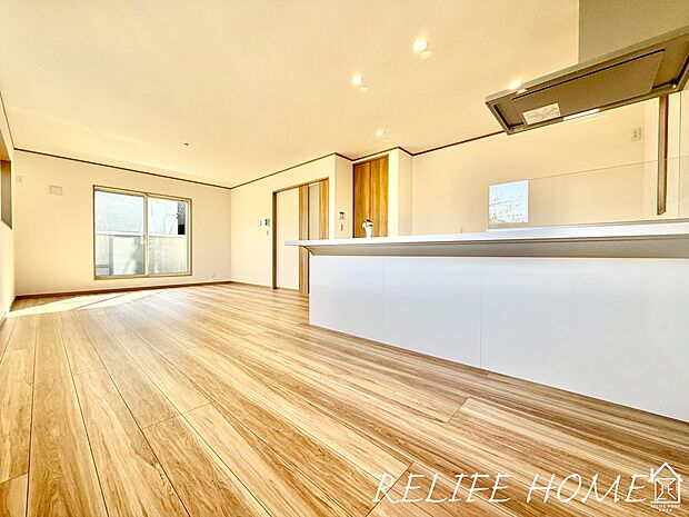 【リビング】窓が大きくリビングも明かりが差し込みます。  休日はおひさまの光をたっぷりと取りこめるリビングでゆったりと過ごせます！