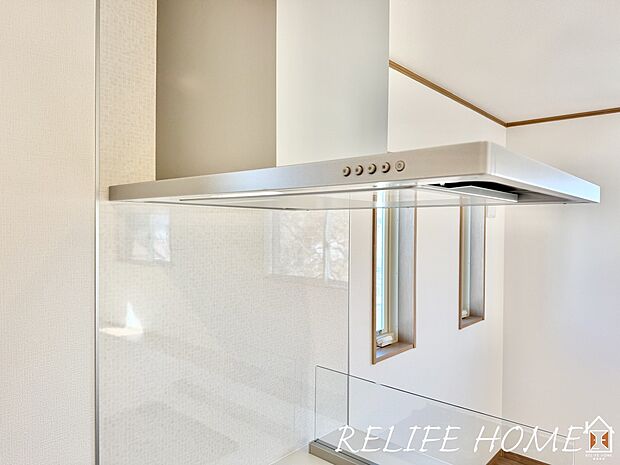 【レンジフード】キッチンにはオシャレなレンジフード♪見た目がスタイリッシュで、稼働時の音も静かです。 ダクトを通して換気するため、外気のホコリや騒音も遮断できます。 