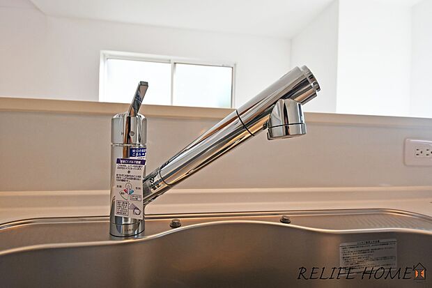 【浄水器内蔵水栓】浄水器が標準設置されております。いつでもおいしい水が楽しめるほか、カルキ・溶解性鉛・農薬・カビ臭などの不純物を低減します。※施工例(同仕様となりますが、カラーは異なります。)