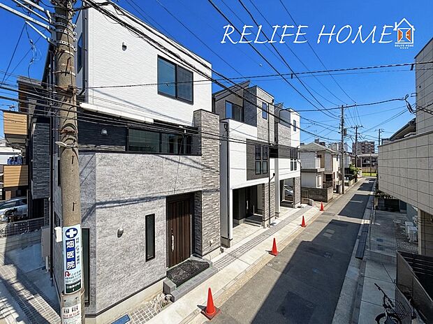 【前面道路含む現地写真】■Appearance■  開放感があり、日当りも良好です！目の前に広がる開放感とゆとり、暮らしの夢を育む理想の住まいがここにはあります。