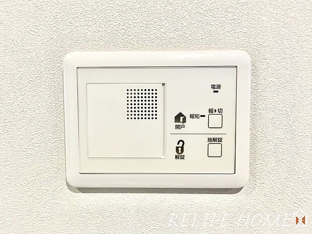 【玄関ドア電気錠システム】玄関まで行かずに、壁のボタンをワンタッチするだけでカギの施錠・解錠ができます。（１号棟）