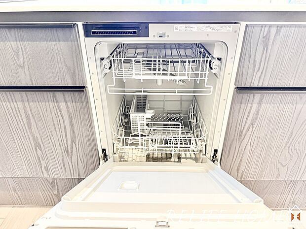 【食器洗浄乾燥機】毎日の家事を劇的に時短！ 食洗機があれば、面倒な食後の片付けはボタン一つで完了。手荒れを防ぎ、手洗いよりも節水ができ、清潔に保つ事が出来ます。（A号棟）