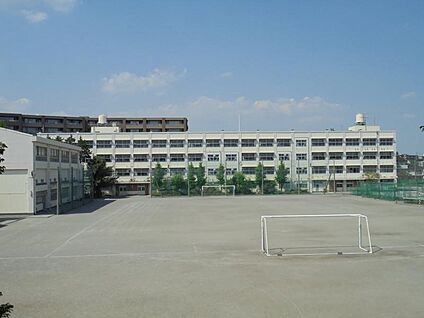 横浜市立青葉台中学校 415m(6分)