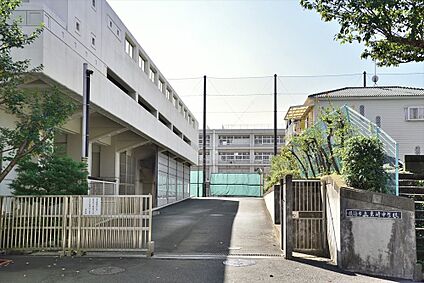 横浜市立岩崎中学校 595m(8分)