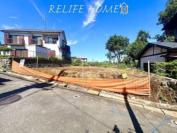 【前面道路含む現地写真】■Appearance■  一戸建てを中心とした街並みが整然と続き、周辺は高い建物が建っていないので、採光や開放性に恵まれ、空が広く緑の多い閑静な趣を感じる環境です。