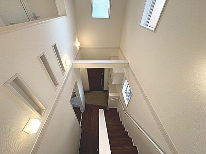 玄関の開放感と明るさを演出してくれる玄関吹抜（1号棟）