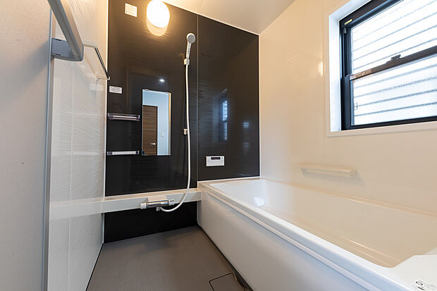 【同形状・同仕様（バスルーム）】
安心安全設計で洗礼されたデザイン！
浴槽のフチには立ち座りなどサポートするフチホールドがデザインされています。