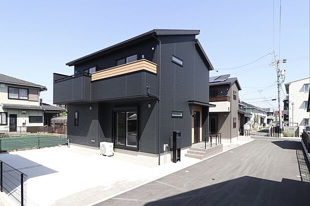 【分譲地街並み】この3邸のための協定道路が幅員5.0ｍもあり贅沢な敷地利用となっております。朝日の入る建物東南側が永久的に通路として空いているため、資産価値としても高い水準を維持できるといえましょう。