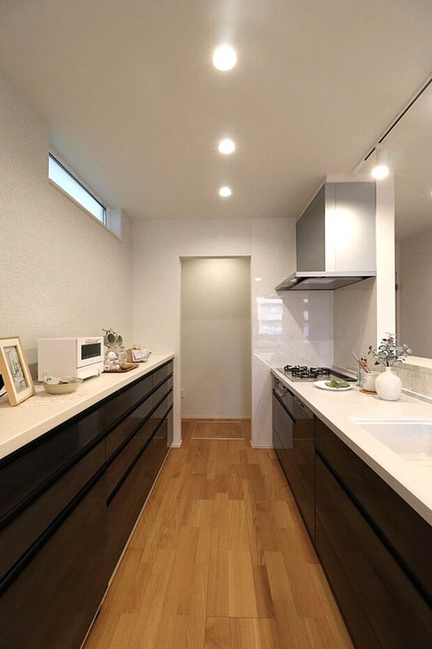 【（No.5）キッチン】キッチンの奥にはパントリーの収納棚と冷蔵庫の置けるスペースを確保してあります。生活感を出さず、すっきりとしたキッチンの実現ができます。室内（2024年2月）撮影