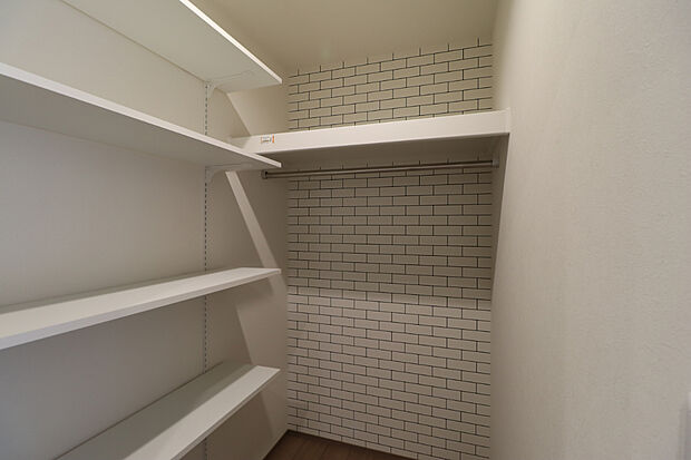 【No.６　ウォークインクロゼット】[No.6 ウォークインクロゼット]お出かけ前にさっと羽織れるコートやジャケット、また帰宅後すぐにしまいたい上着などを掛けるのに大変便利です。