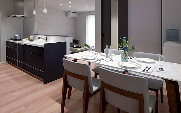 【No.1│ダイニング】キッチン横のダイニングは配膳が０歩で完結。忙しい朝も余裕が生まれ、夜は夫婦でゆっくり晩酌を楽しむ。会話が自然と弾む、家族団らんの中心になる場所です。