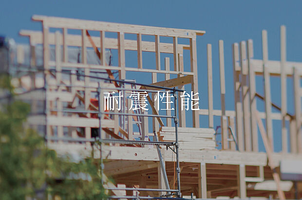 【断熱等級５  ZEH基準】高い断熱性能で光熱費を抑え、一年中快適な暮らしを実現。家計にも環境にも優しい、ZEH基準の分譲住宅です。