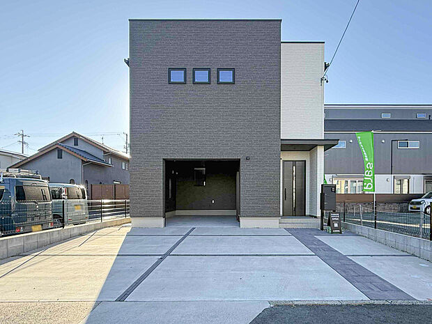 落ち着いた色合いで街並みに自然となじむ外観デザイン。インナーガレージを備え、実用性とデザイン性を兼ね備えた住まいです。帰宅するたびに安心感を感じられる佇まいです。