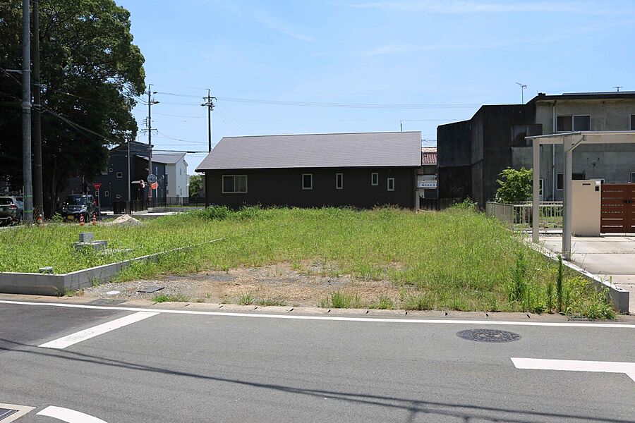 東側が道路であり建物がないため、明るさが確保されています。
南からほど強い日差しではないため、過ごしやすい明るさです。

現地（2024年7月）撮影