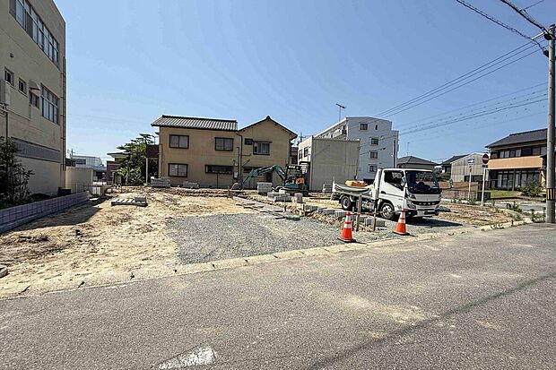 【前面道路含む現地写真】
約6.0mの前面道路に面した開放感のある現地。
現在、着工に向けた準備が進んでいます。
（2026年7月）撮影