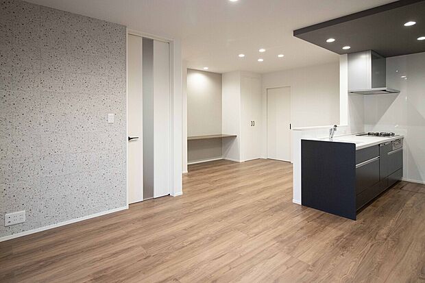 【No.2号棟　LDK・キッチンカウンター】キッチンからお部屋全体が見渡せる安心のLDK。奥のカウンターでは、お子さまがお絵かきや宿題をする姿を見守りながら家事ができ、自然と家族の時間がつながります。