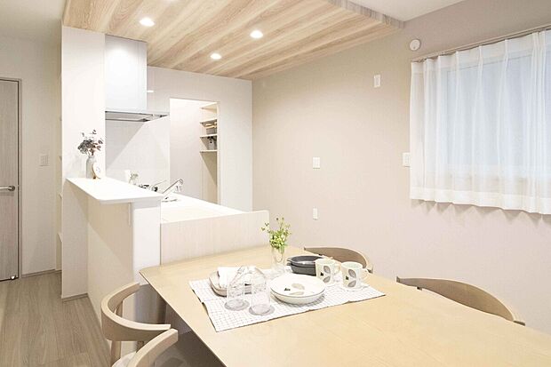 【No.1号棟 ダイニング】ダイニングテーブルの先にキッチンとパントリーがつながる、使い勝手のよいレイアウト。配膳や片付けもスムーズにこなせます。