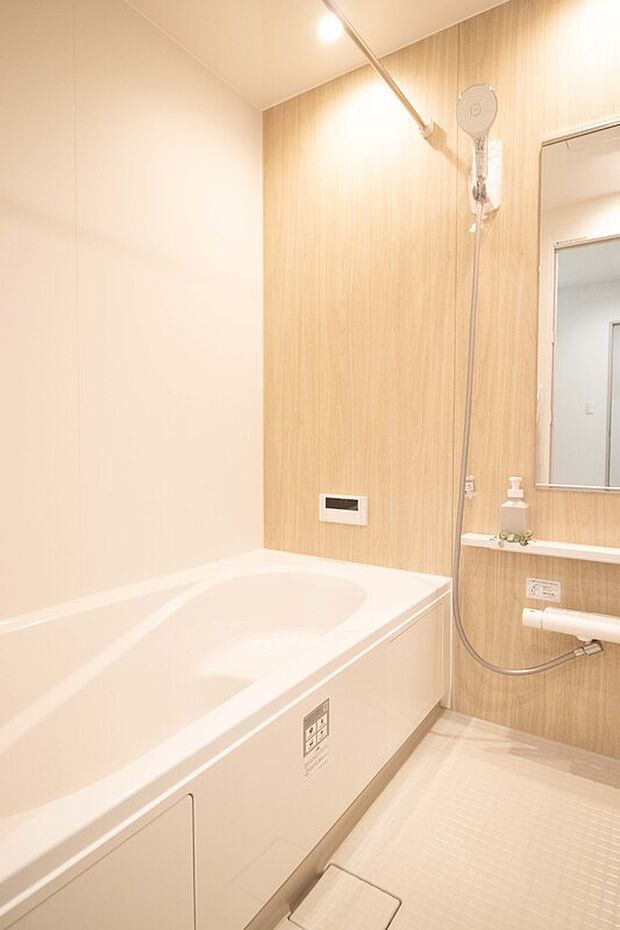 【No.1号棟 浴室】木目調アクセントがやさしい雰囲気の浴室。足をのばしてゆったり入浴でき、一日の疲れをほっと癒やしてくれます。