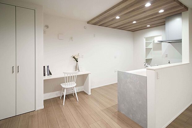 【No.2号棟 　スタディコーナー＋パントリー】木目の折下げ天井がおしゃれなNo.2号棟キッチン。すぐ横にはお子さまの宿題や家事の合間の作業に便利なスタディコーナーを設置。奥にはパントリーもあり、食品や日用品のストック収納にも便利です。