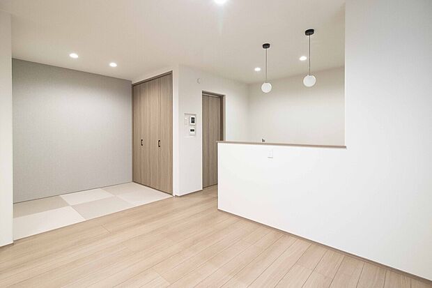 【No.3号棟 　LDK+タタミコーナー付き】リビング横には便利なタタミコーナーを設置。お子さまの遊び場やお昼寝スペースとしても使いやすく、家事をしながら見守れる安心の空間です。来客時のくつろぎスペースとしても活用できます。