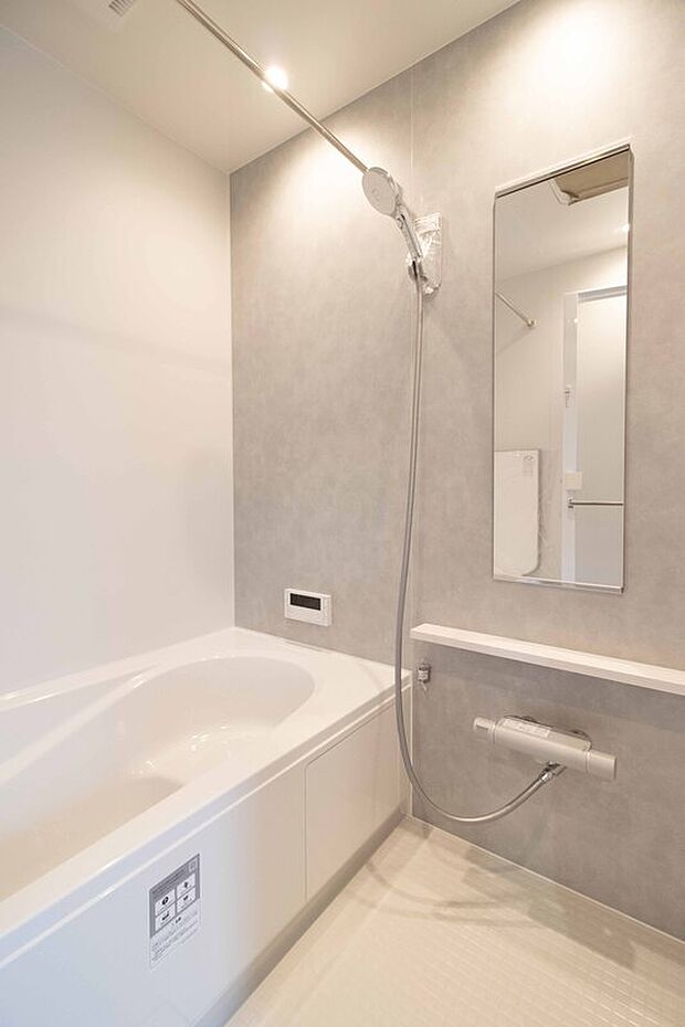 【No.3号棟 　浴室】落ち着いたカラーのアクセントパネルが上質感を演出する浴室。広めの浴槽で一日の疲れをゆっくり癒せます。お子さまと一緒の入浴にもゆとりのある空間です。