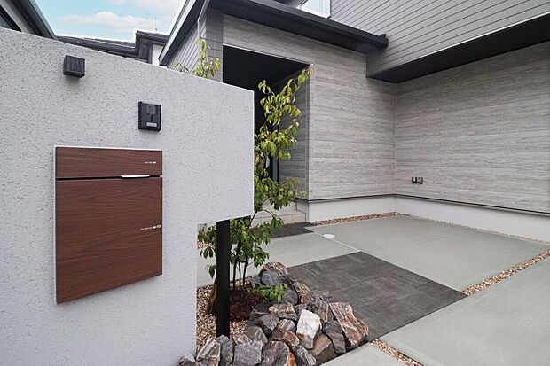【【No.2号棟　宅配ボックス】】不在時の荷物受け取りに便利な宅配ボックス付き。
植栽を添えた玄関まわりが、住まいに上品な印象を与えます。