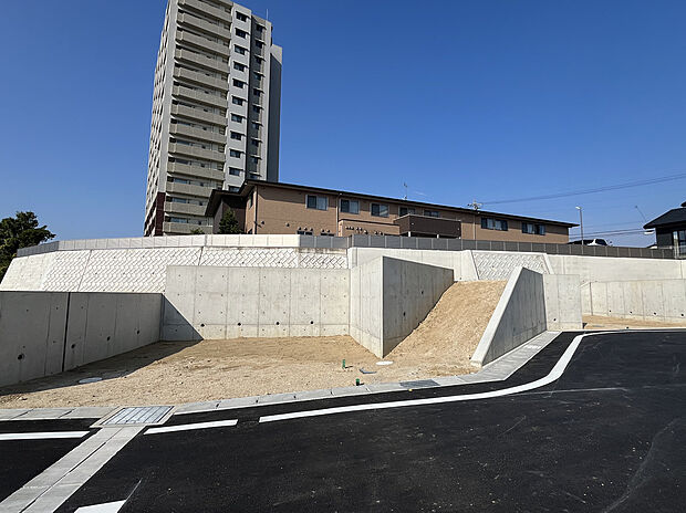 高低差があるお土地は擁壁を新設しています。駐車スペースと、建物のスペースを分けることが出来、高級感溢れる街並みとなります。