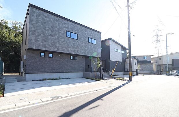 【現地ご見学可能】駐車は並列で3台可能です。