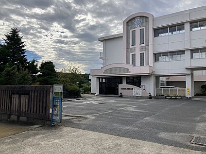 梅坪小学校 980m(徒歩13分)
