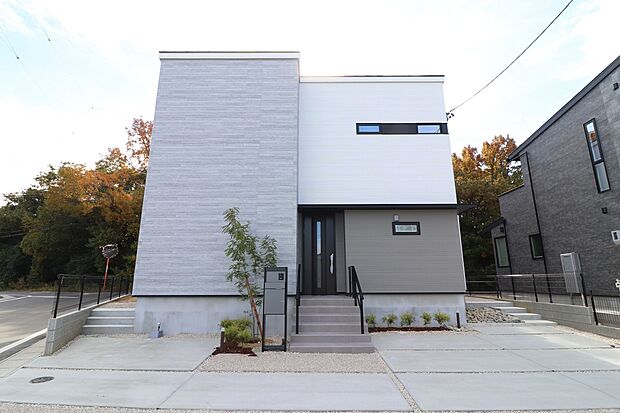 【K1-1外観】駐車3台確保、庭も広々とした角地の住まいでワンランク上の生活を。