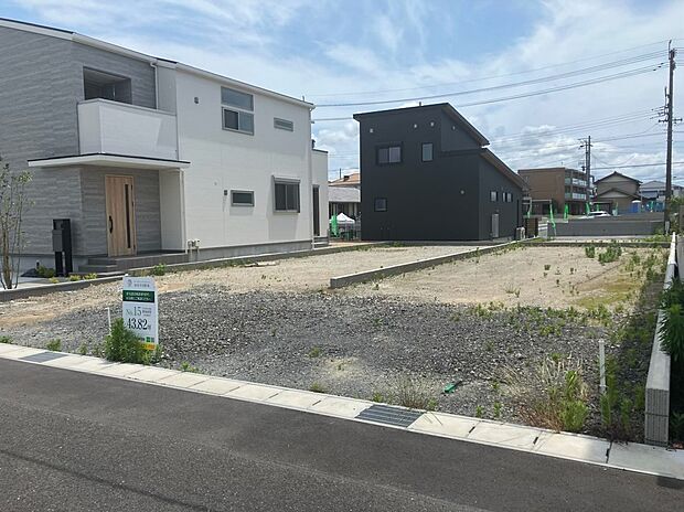 2025年10月撮影。建売分譲建設中。スーパー「イシハラフード成岩店」へ徒歩6分。「スギ薬局中町店」へ徒歩5分。「中町クリニック」へ徒歩4分。生活施設が徒歩圏にそろう利便性の高い立地です。