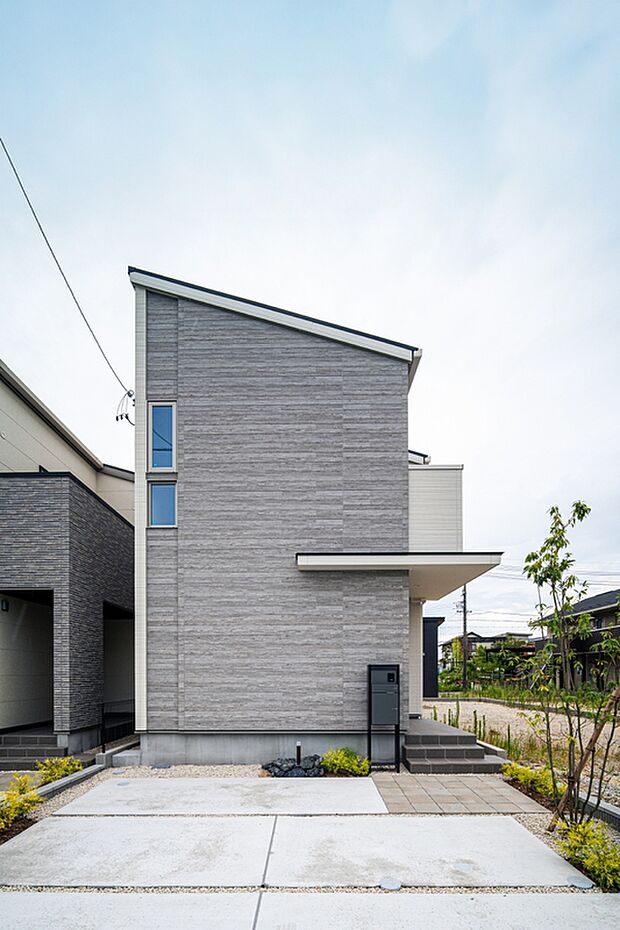 [No.13外観]
即入居可能。
明るい天窓が印象的な19.6帖の広々リビングの家。