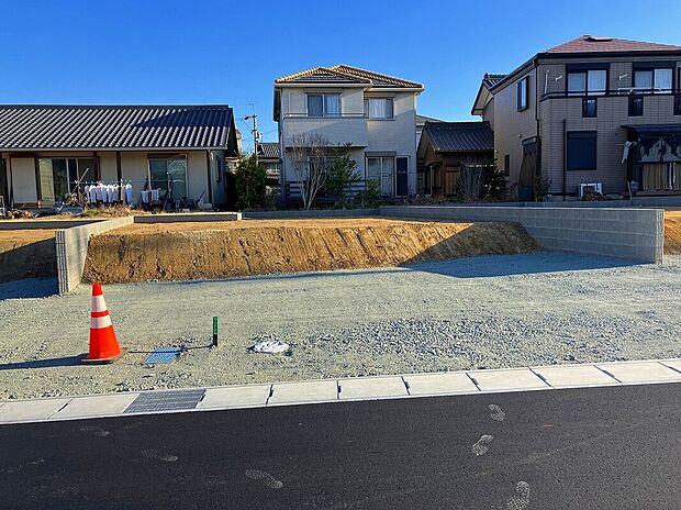 現地写真
駅、小学校、中学校、保育園、スーパー、ドラッグストア、各種クリニックが徒歩10分のエリアに集中する、半田市の中心地に近い宅地です。