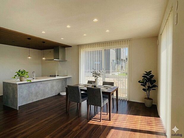 【W-25】　22.0帖の広さがあるゆったりダイニングとリビング。前面に建物がないので1日を通して明るい光が入ります。※家具は合成です。