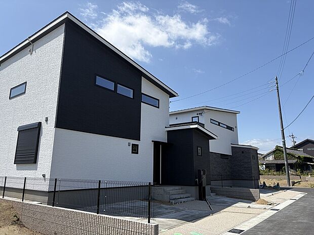 B2号棟（26年4月11日撮影）
駐車スペース3台（普通車2台・軽1台）。前面道路が幅員６ｍ。街専用のアプローチ道路は、往来が少なく安心です。