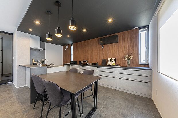 【【No.12】LDK】リビングに吹き抜けを設けることで、空間をより開放的に感じるデザイン設計が施されています。※家具はイメージと異なる場合がございます。