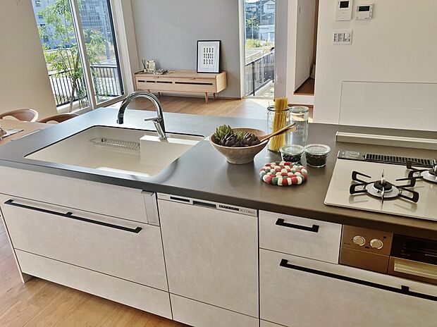 【キッチン　―[クリナップ/ステディア]―】引き出しから構造まで、カビが繁殖しにくく、ニオイが付きにくいステンレス製のキャビネット、水や汚れに強く、耐久性に優れているため、長く清潔に使い続けることができます。