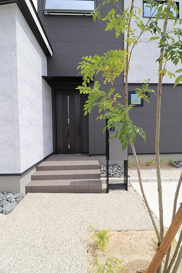 【【No.38】 外観】屋根で囲まれた玄関ポーチ。