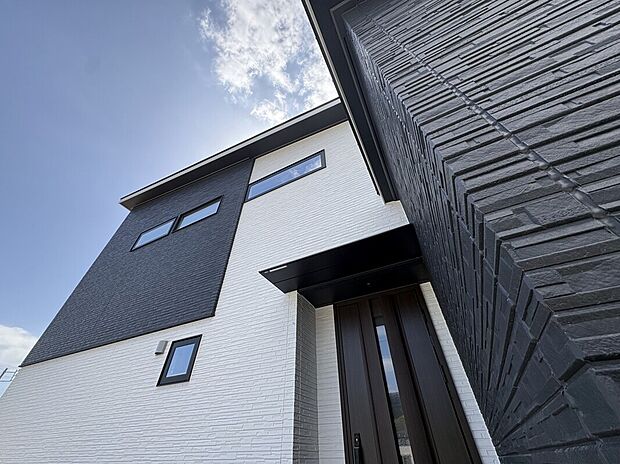 【B2号棟外観】親水コートのサイディング材を採用。外壁の汚れが雨で流れ落ちるので、美しさが長持ちします。