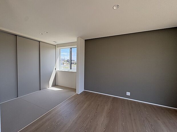 【B2号棟　タタミコーナー】バリアフリーのタタミコーナー。足ざわりがやわらかな「和」の空間。