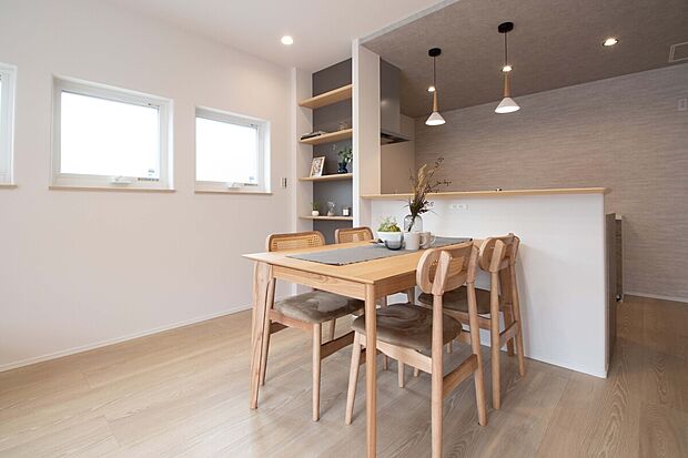 [No.3　ダイニング]
家族が集う場所を最優先に考えた、機能的な3LDKプランです。LDKは約17.9帖の開放的な空間。キッチンはダイニングと横並びで、家事の時短につながる効率的な動線設計です。