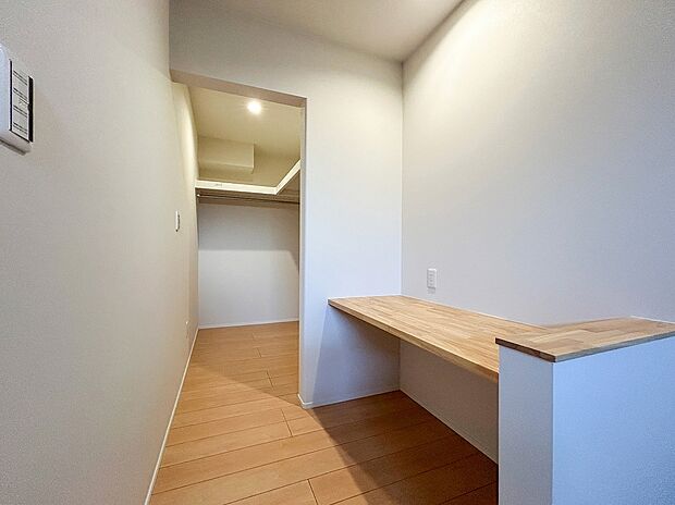 【No.1　書斎コーナー・ウォークインクローゼット】明るい空間に設けられた書斎コーナーは、仕事や勉強に集中できるほか、ドレッサーや趣味の作業台としても活用可能。その奥には、衣替えの手間を軽減する広大なウォークインクローゼットを備えてあります。