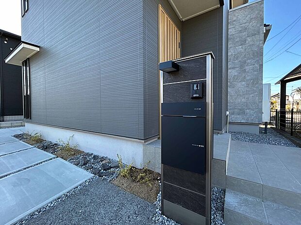 【宅配ボックス】不在時でも荷物を確実に受け取れる宅配ボックスを完備。再配達の手間がなく、お出かけ中や仕事中、入浴中も安心です。時間を気にせずネットショッピングを楽しめる、ストレスフリーな暮らしをサポートします。