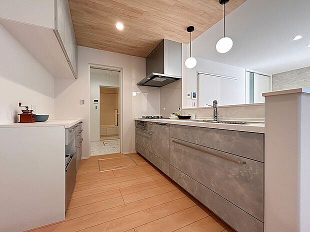 【No.1　キッチン】LDKの奥には、キッチンからすぐにアクセスできる水回りスペースを配置しました。このキッチンと脱衣所が繋がる動線は、生活の質を高める重要なポイントです。