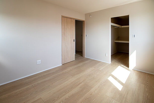 【No.3　主寝室】一日の疲れを癒す主寝室は、落ち着いたグレージュカラーのクロスを採用し、柔らかな光と相まって上質なリラックス空間を演出しています。