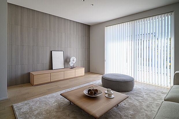 ［No.2］
重心を低く抑えたインテリアとモノトーンで彩られた上質なLDK。窓から差し込む優しい光が家族が集う空間を心地よく包み込みます。