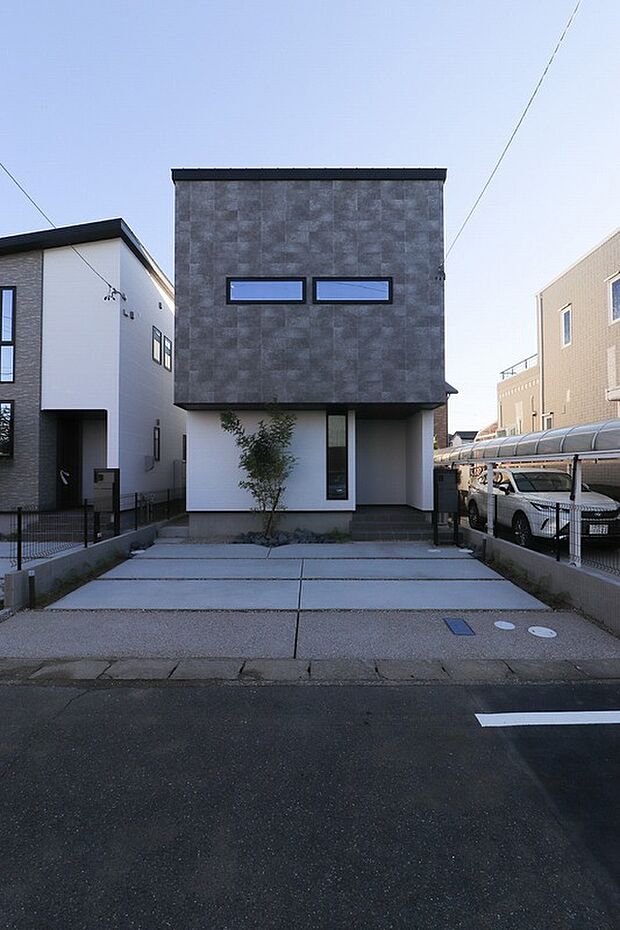 【■No.1】ニュアンスのあるグレーのテクスチャードタイルと下部の清潔感のあるホワイトの対比が美しく、洗練された都会的な印象を与えます