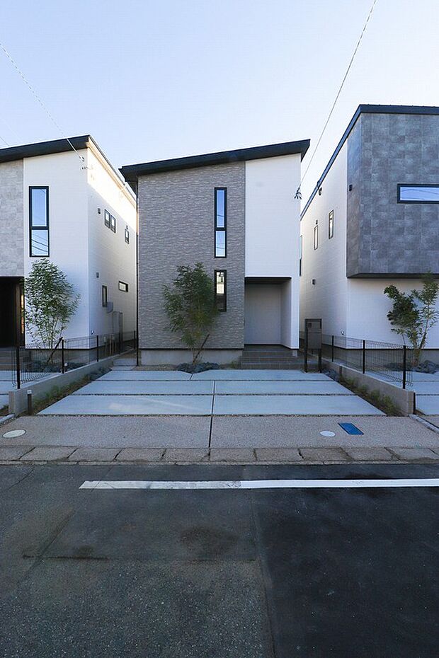 【■No.2】平屋を彷彿とさせる存在感のある外観　
2本の屋根の平行ラインが厳かさを演出しております
