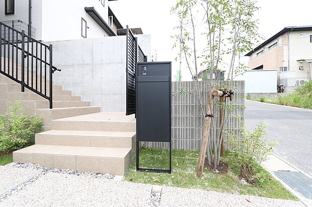 【■宅配ボックス】不在時はもちろんのこと、非対面でも安心して荷物を受取ることが出来る宅配ボックスは、内側にも扉が付いているので雨が入りにくく、使用中か分からないようになっているので防犯面でも安心な設計です。外観に溶け込むスタイリッシュなデザインも魅力のひとつです。(施工例写真)